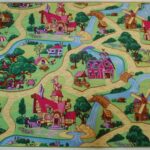 Umkettelter Spielteppich Candy Town, nach Maß Hochwertig bedruckte Schlingenware, zugeschnitten nach Wunsch und farblich passend umkettelt.

 	

 	Wählen Sie eine Länge zwischen 100 und 500 cm
 	Wählen Sie eine Breite zwischen 30 und 400 cm 1