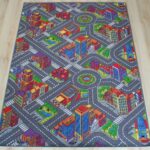 Strassenteppich Big City Hochwertig bedruckte Schlingenware für das Kinderzimmer, die Spielecke oder das Wartezimmer in verschiedenen Formaten.

 	Material: 100% Polyester
 	Bedruckte Schlingenware
 	Vliesrücken
 	Hochwertiger Rand 1